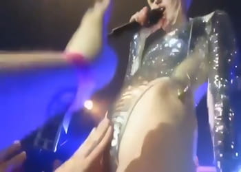 Miley Cyrus pussy grabbing on stage
