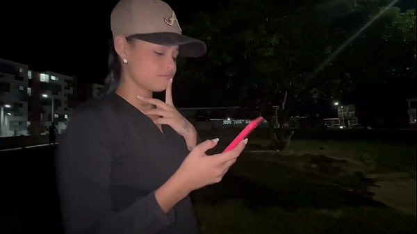 LINDA LATINA ME PIDE QUE LA ACOMPAÑE A SU CASA PORQUE TIENE MIEDO DE ESTAR EN LA CALLE DE NOCHE ME PAGA CON UNA RICA FOLLADA
