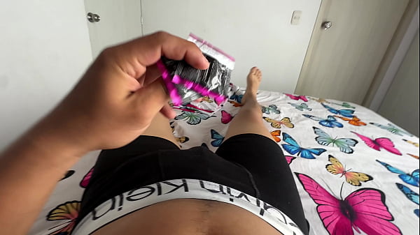 Mi rubia culona hermanastra entra a mi cuarto mientras estoy practicando como ponerme el condon, la muy cachonda decide ayudarme y termina follada por su rosita y apretada vagina.